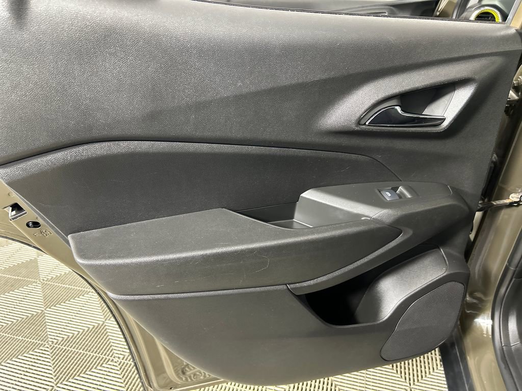 Used 2024 Chevrolet Trax LT w/ Sunroof Package FWD image 16