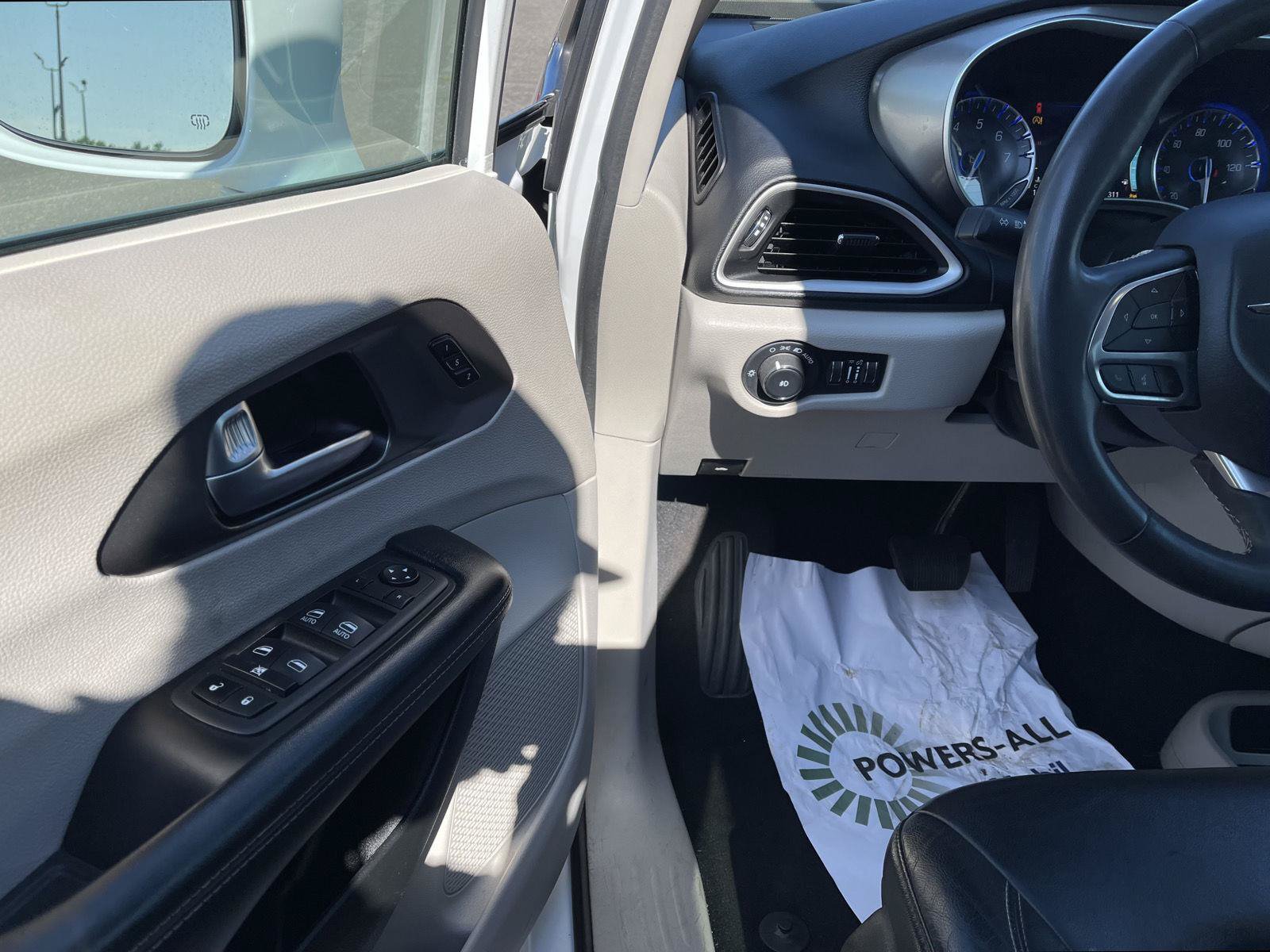 Used 2022 Chrysler Pacifica Touring-L FWD image 2