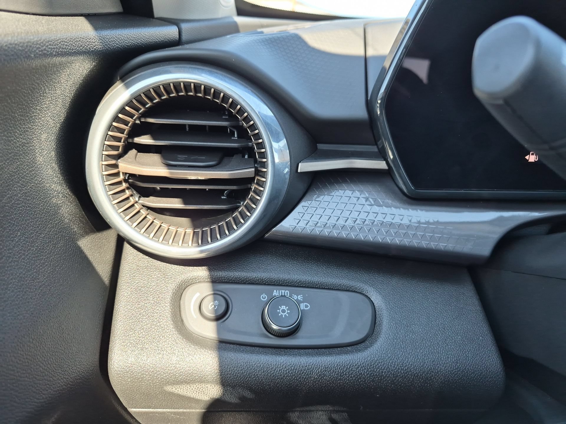 Used 2025 Chevrolet Trax ACTIV w/ Sunroof Package FWD image 17