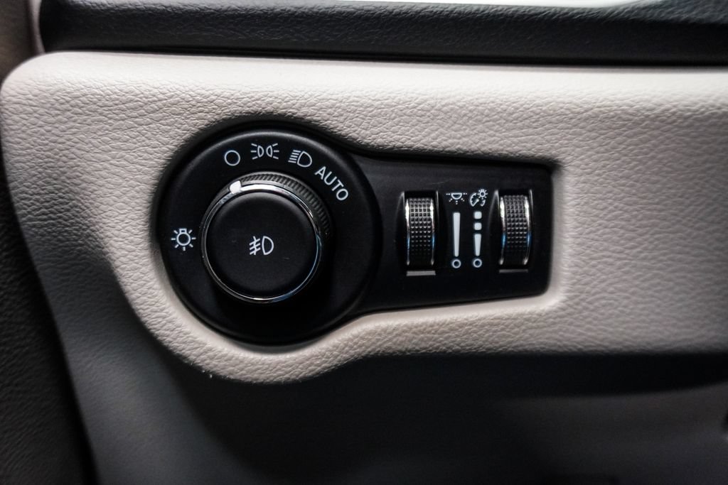 Used 2020 Chrysler Pacifica Touring-L FWD image 20
