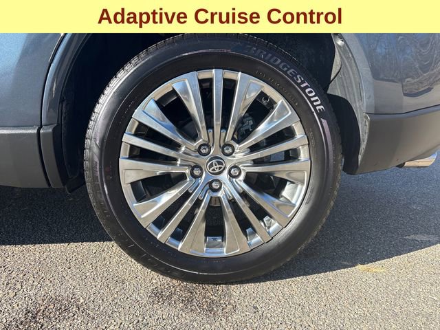 Used 2024 Toyota Venza XLE image 9