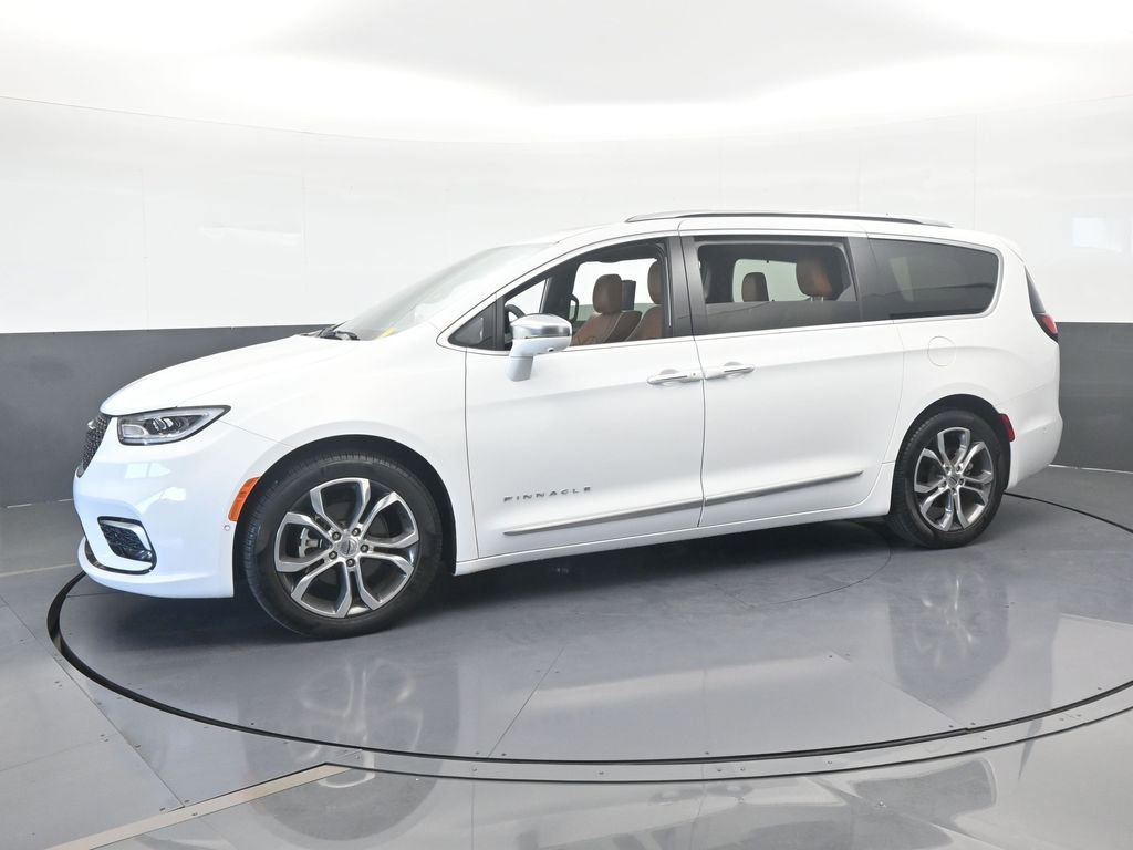 Used 2024 Chrysler Pacifica Pinnacle image 2