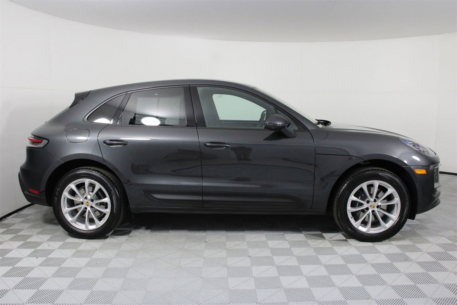 Used 2025 Porsche Macan image 8
