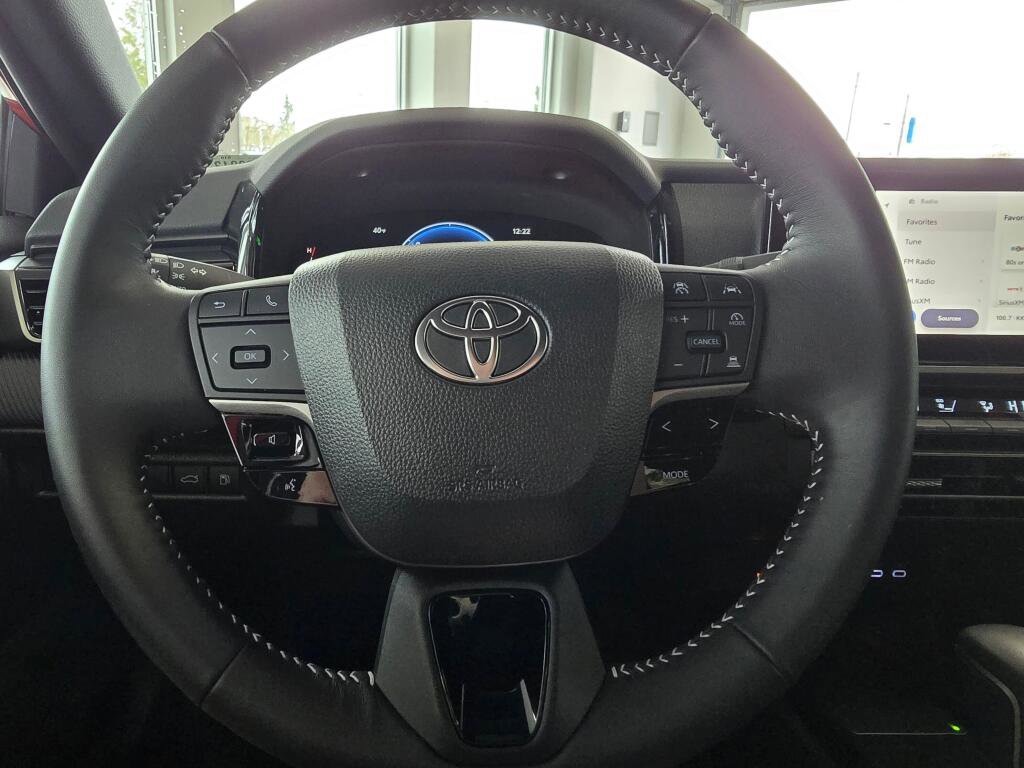 Used 2025 Toyota Camry SE image 27