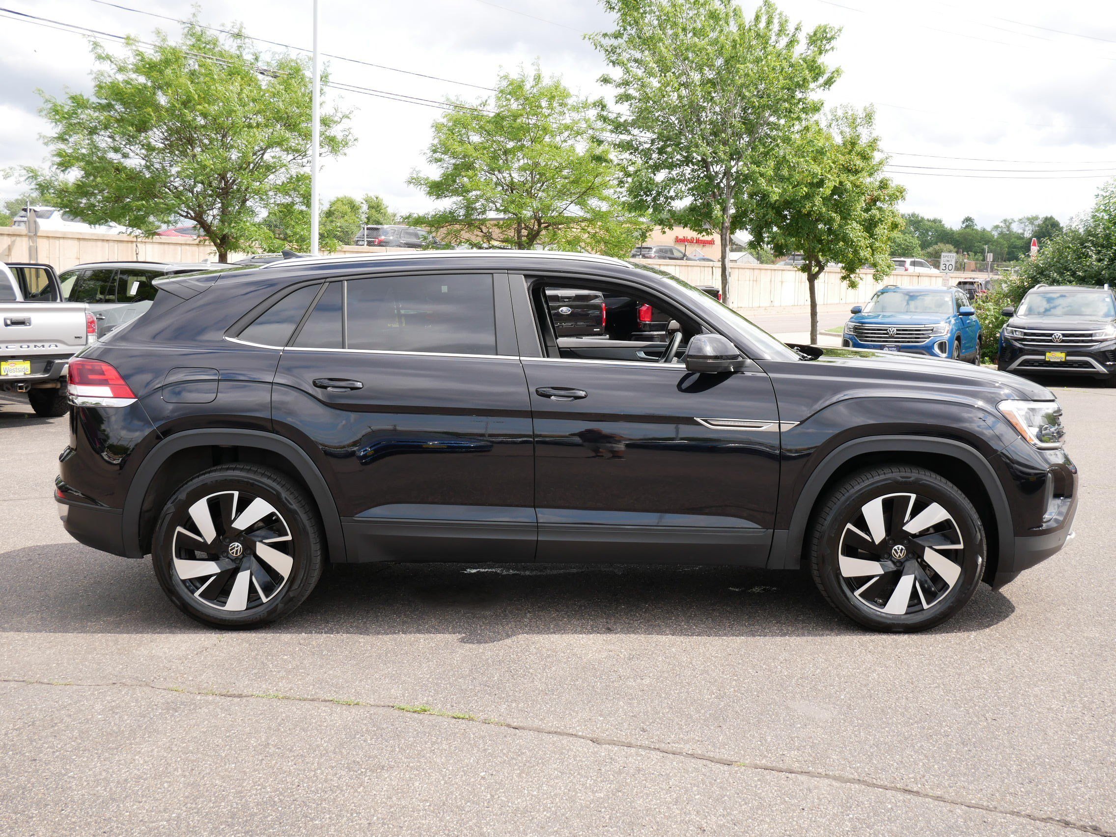 Used 2024 Volkswagen Atlas Cross Sport SE w/ Panoramic Sunroof Package AWD/4WD image 8