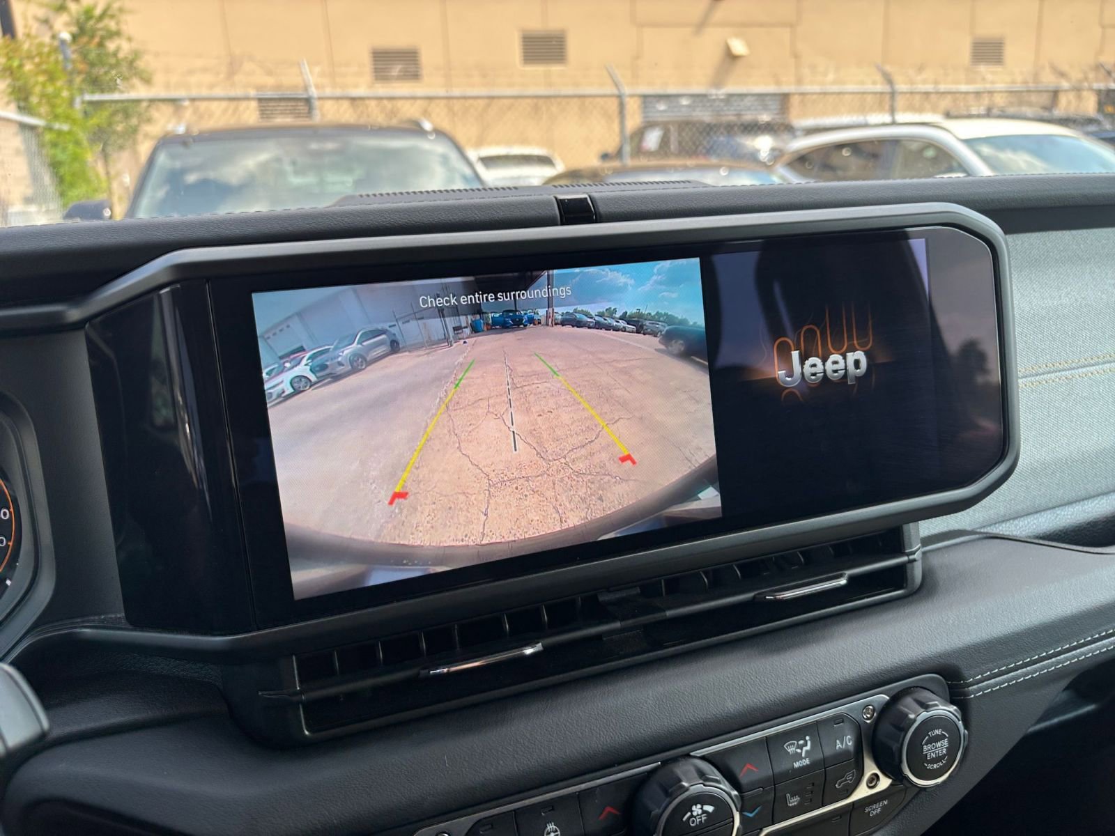 Used 2025 Jeep Wrangler Sahara image 17