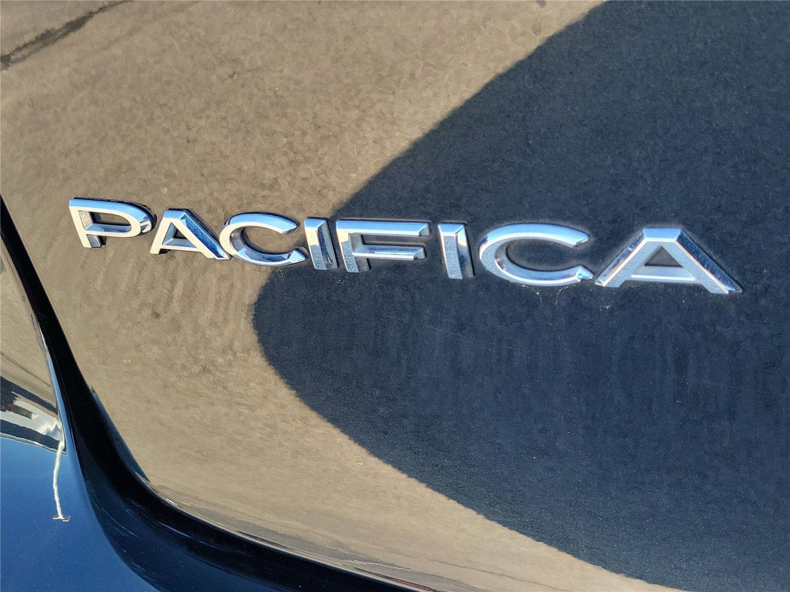 Used 2023 Chrysler Pacifica Touring-L image 7