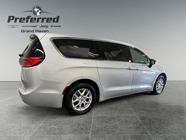 Used 2024 Chrysler Pacifica Touring-L FWD image 16