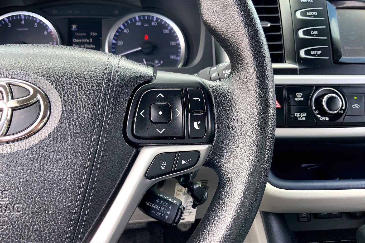Used 2017 Toyota Highlander LE FWD image 24