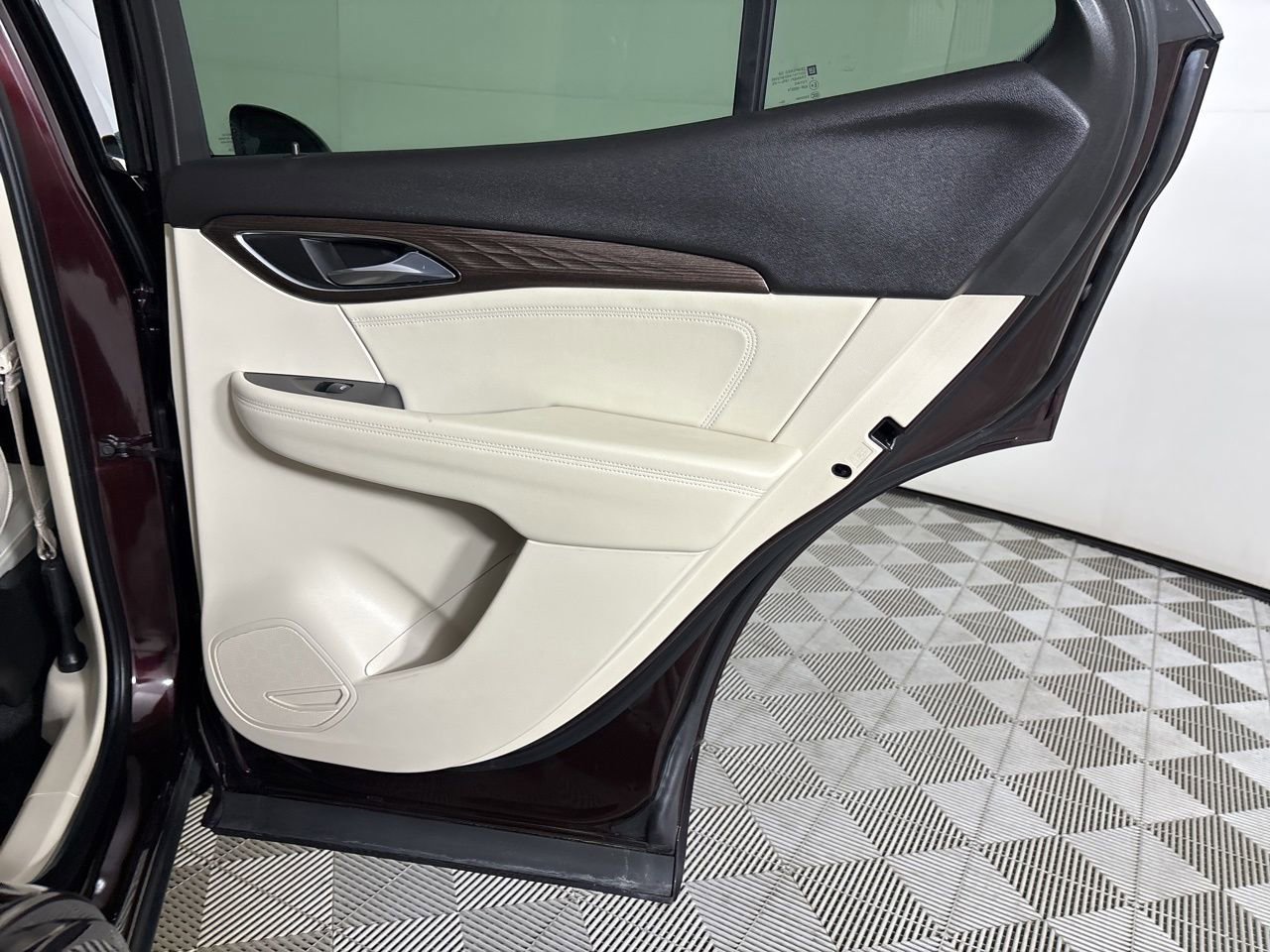 Used 2023 Buick Envision Avenir image 25