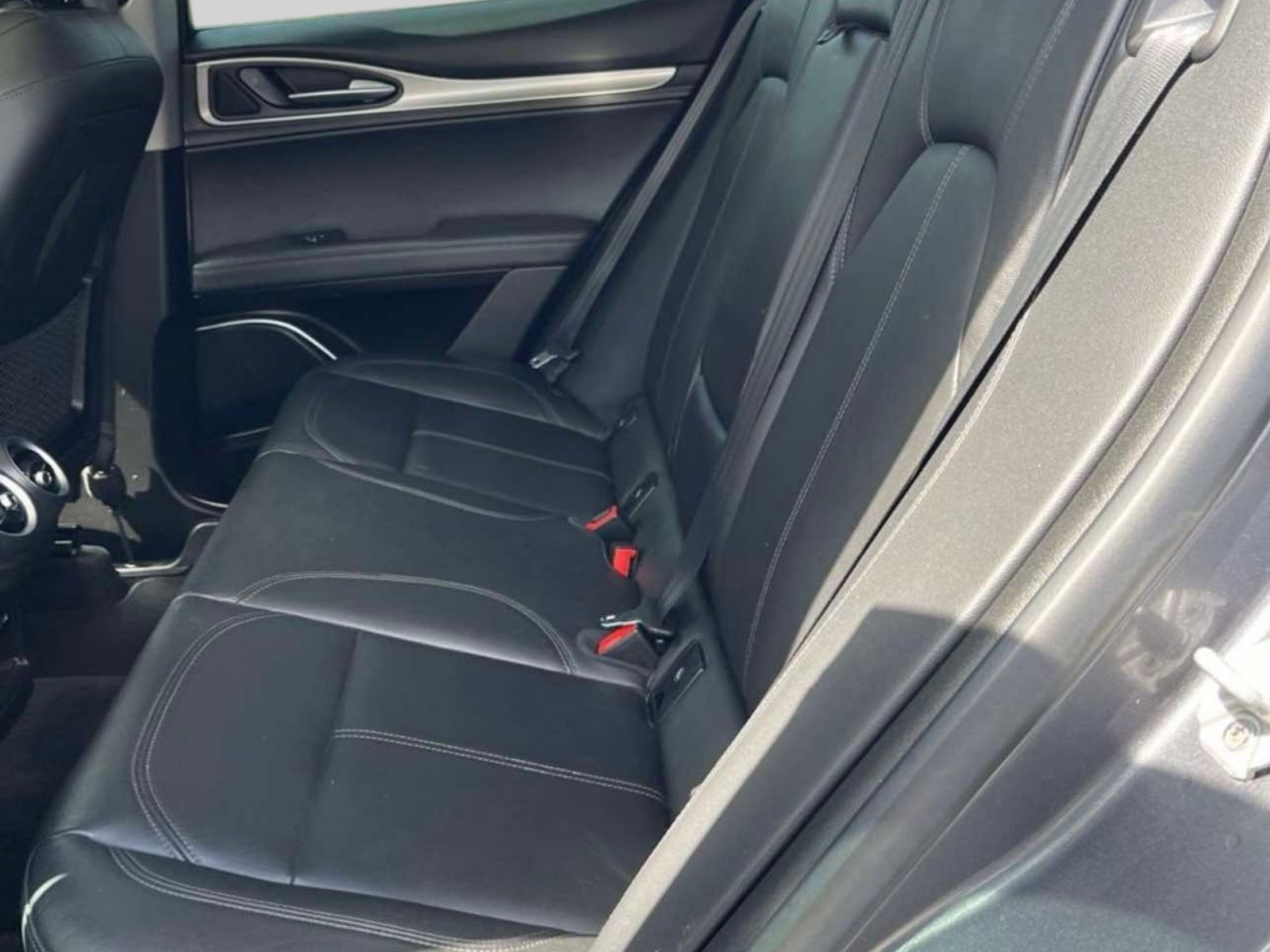 Used 2018 Alfa Romeo Stelvio Sport w/ Quick Order Package 22J Sport AWD/4WD image 4