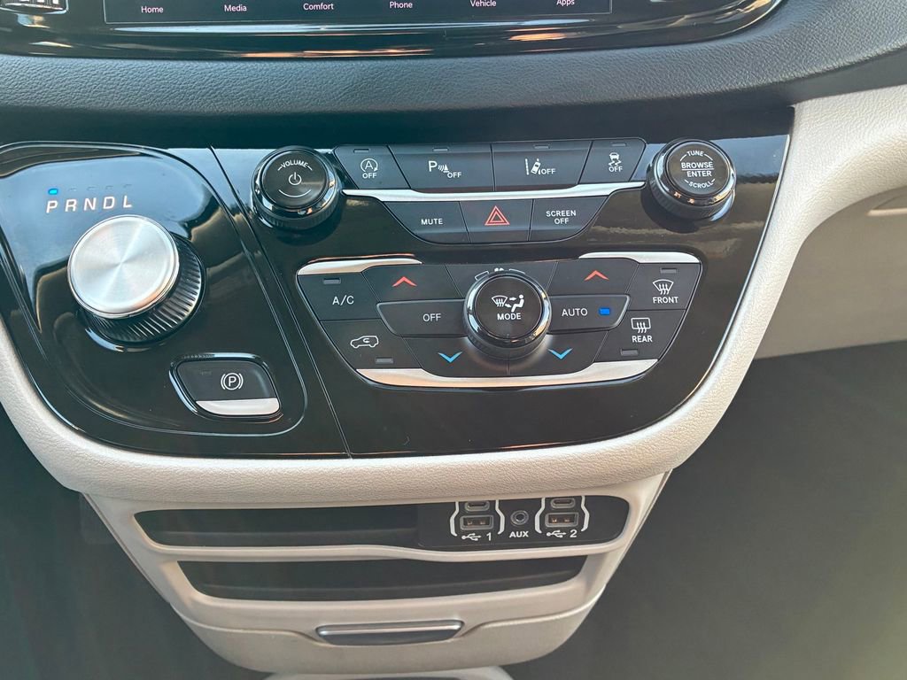Used 2024 Chrysler Pacifica Touring-L image 21