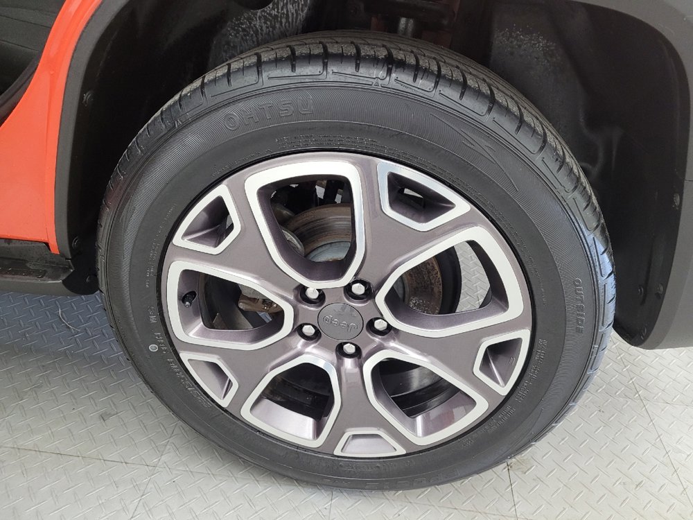Used 2015 Jeep Renegade Latitude FWD image 31