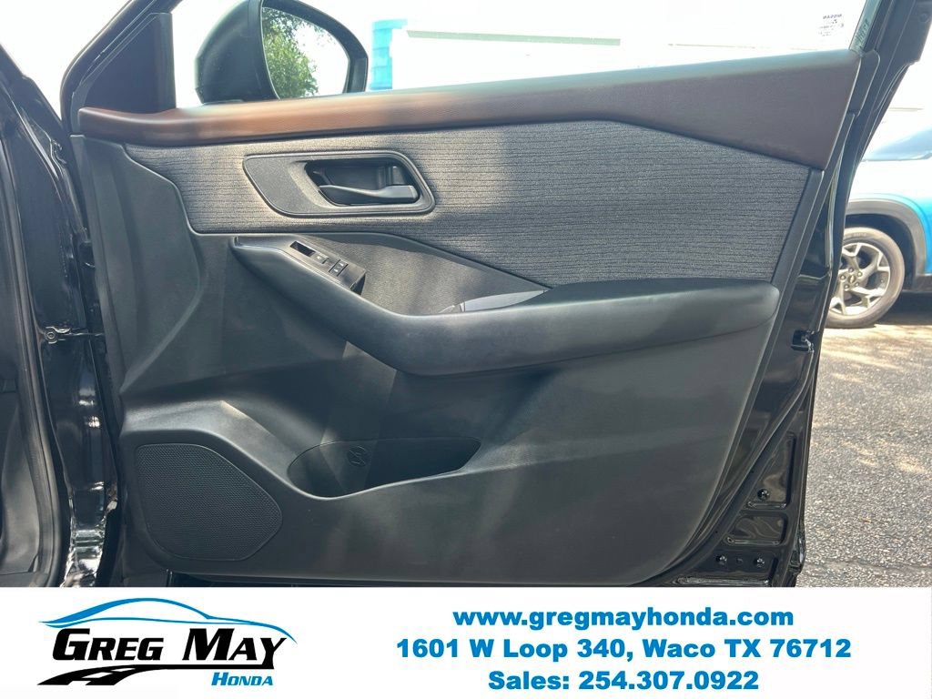 Used 2023 Nissan Rogue S FWD image 11