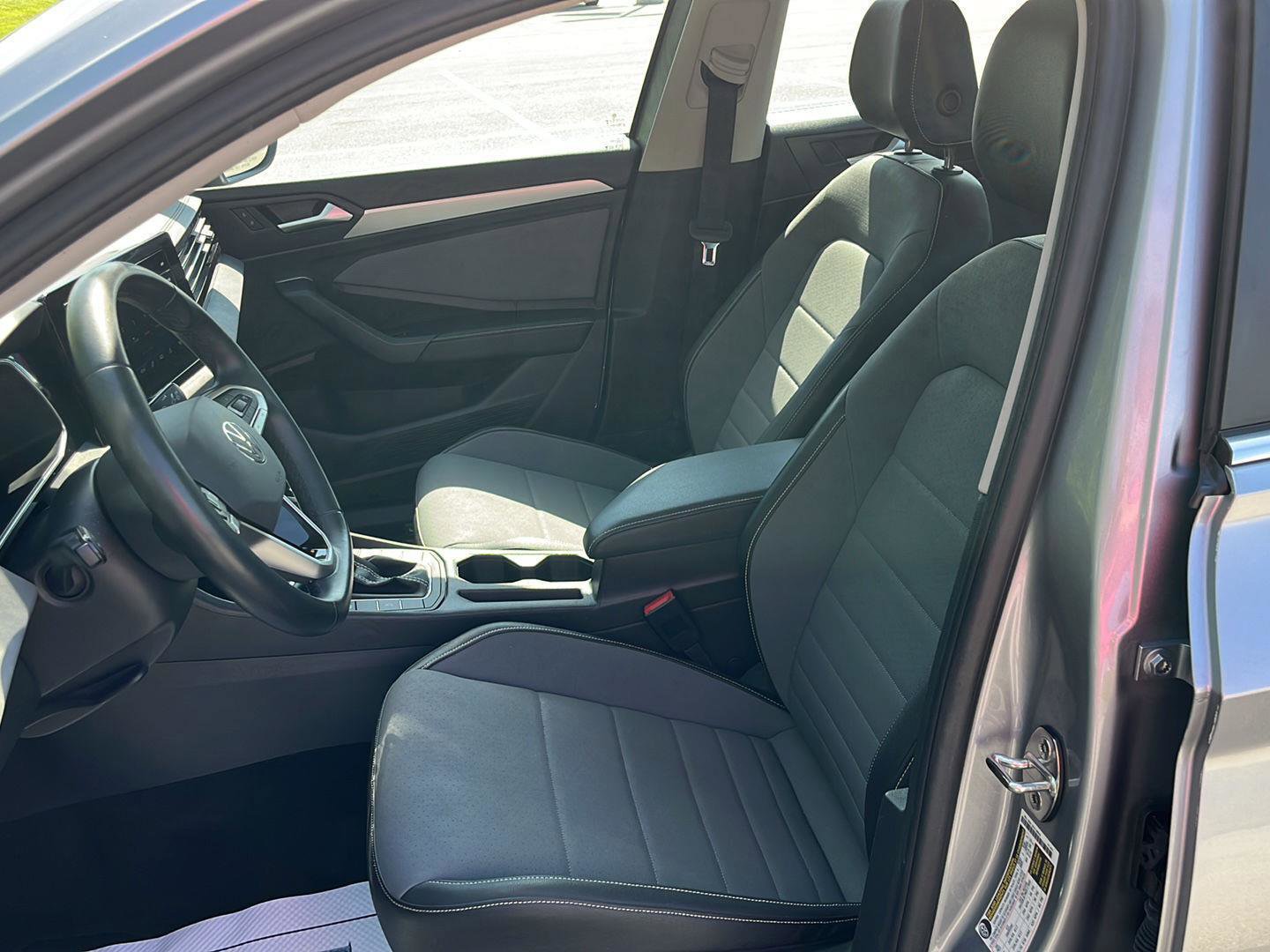 Used 2025 Volkswagen Jetta SE FWD image 23