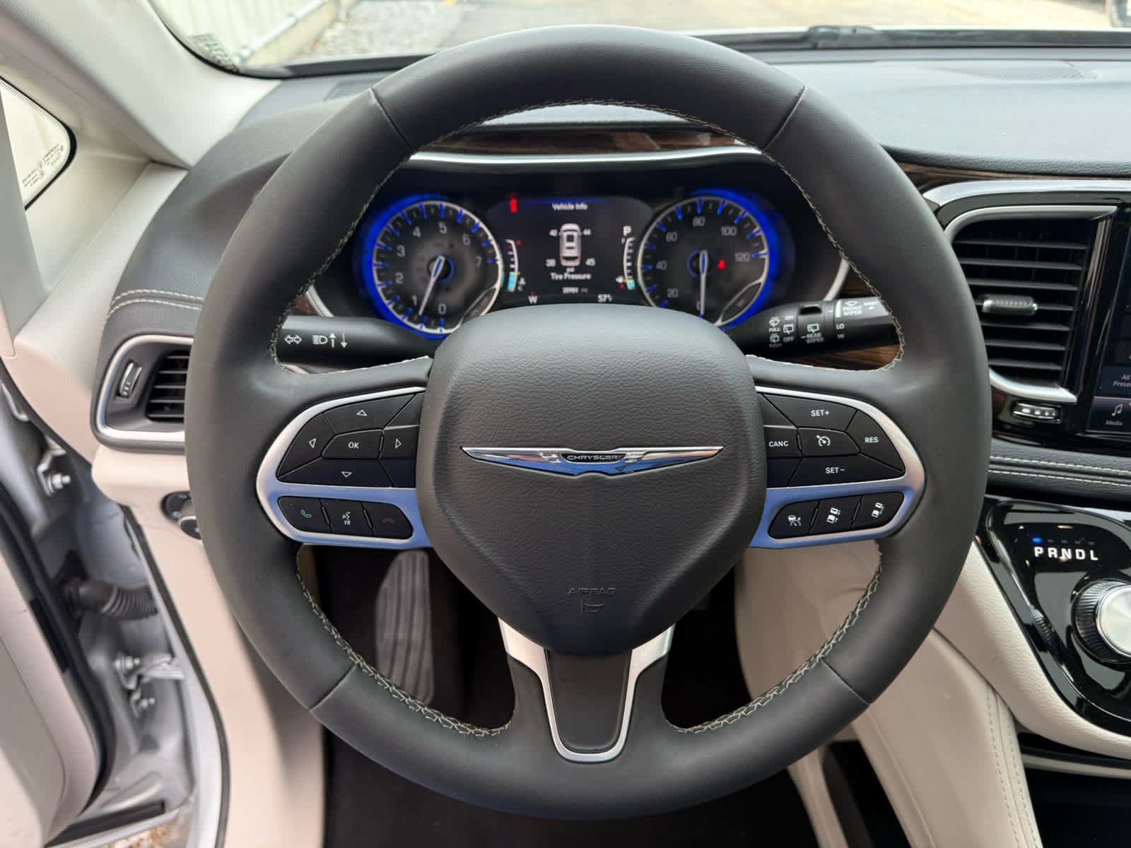 Used 2024 Chrysler Pacifica Limited FWD image 2