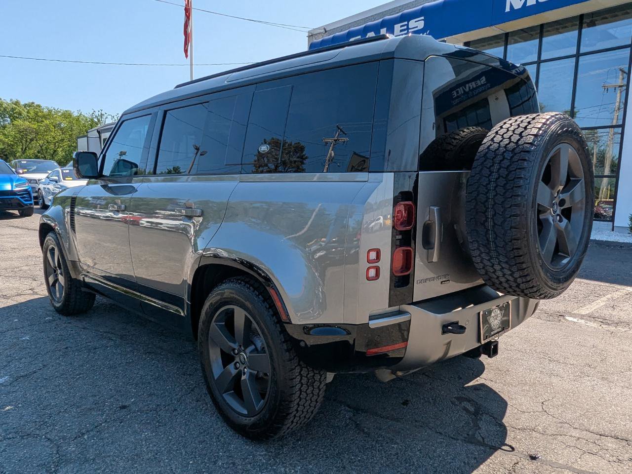 Used 2023 Land Rover Defender 110 X-Dynamic SE image 11
