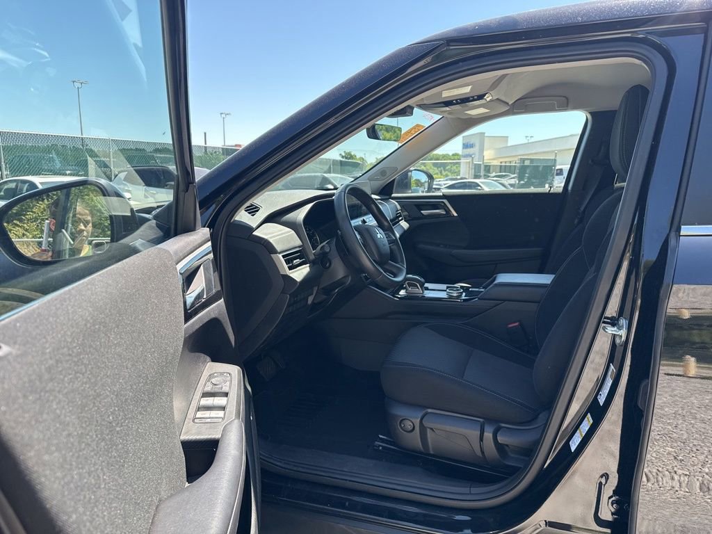 Used 2025 Mitsubishi Outlander ES image 13