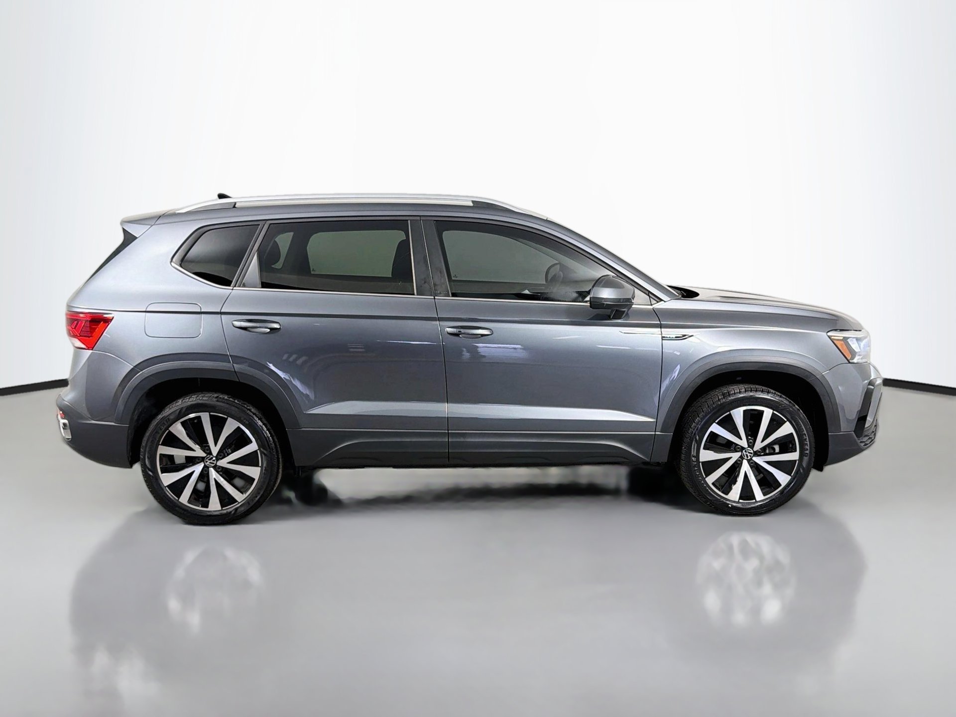 Used 2023 Volkswagen Taos SE FWD image 4