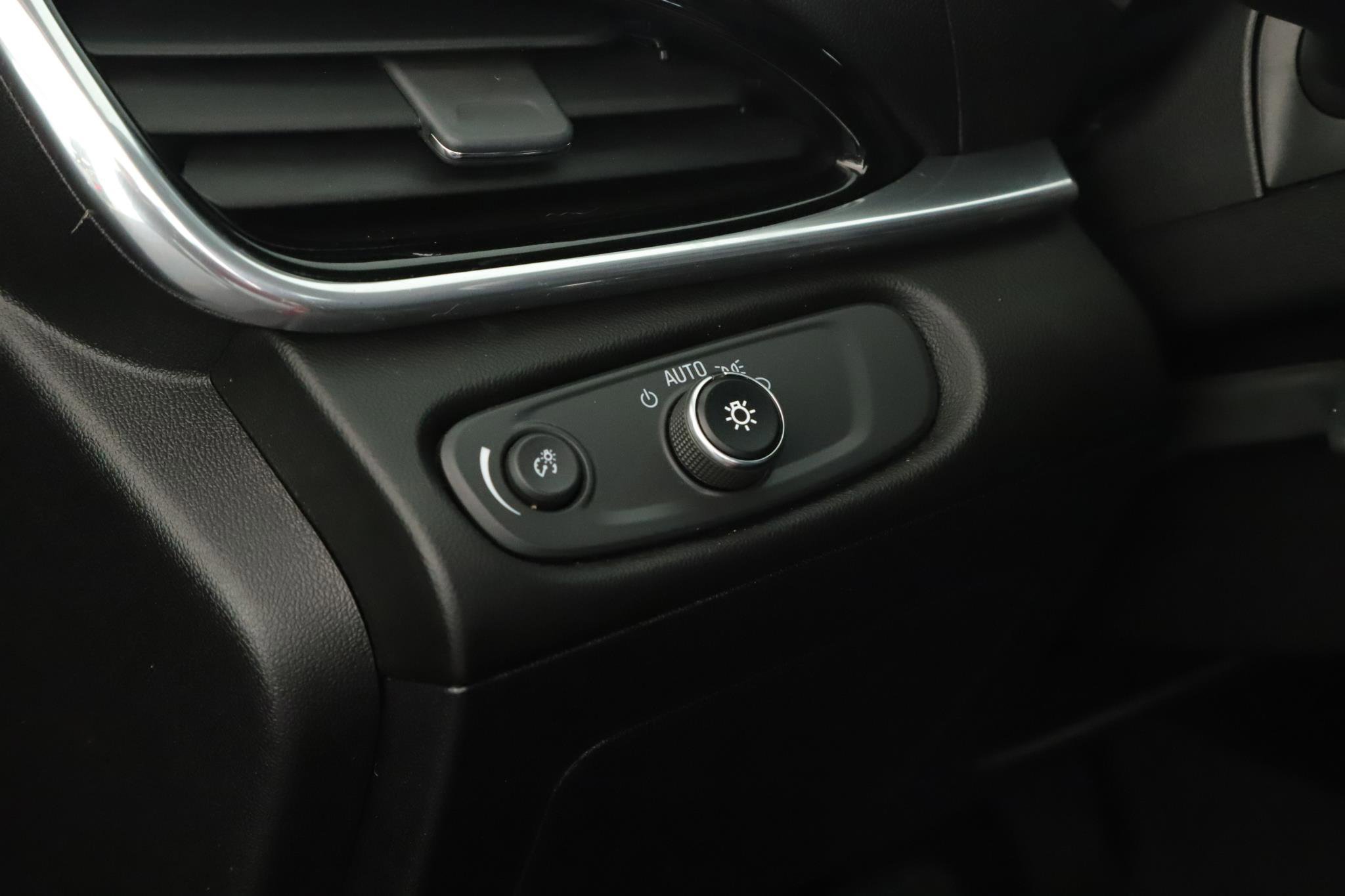 Used 2018 Chevrolet Volt Premier w/ Driver Confidence Package FWD image 9