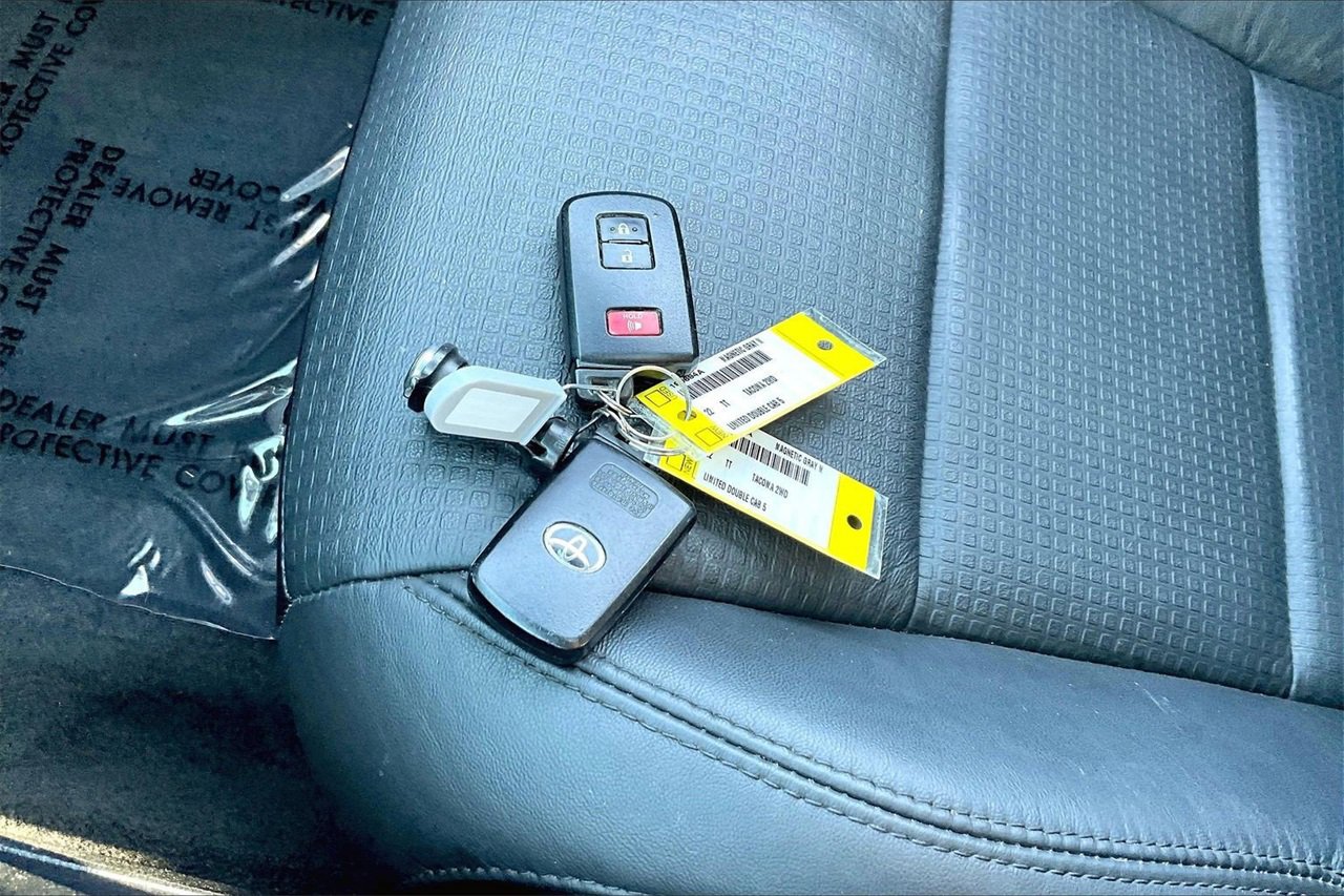 Used 2022 Toyota Tacoma Limited image 31