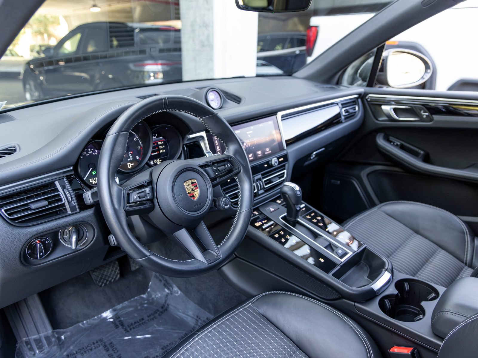 Certified 2023 Porsche Macan Turbo AWD/4WD image 4
