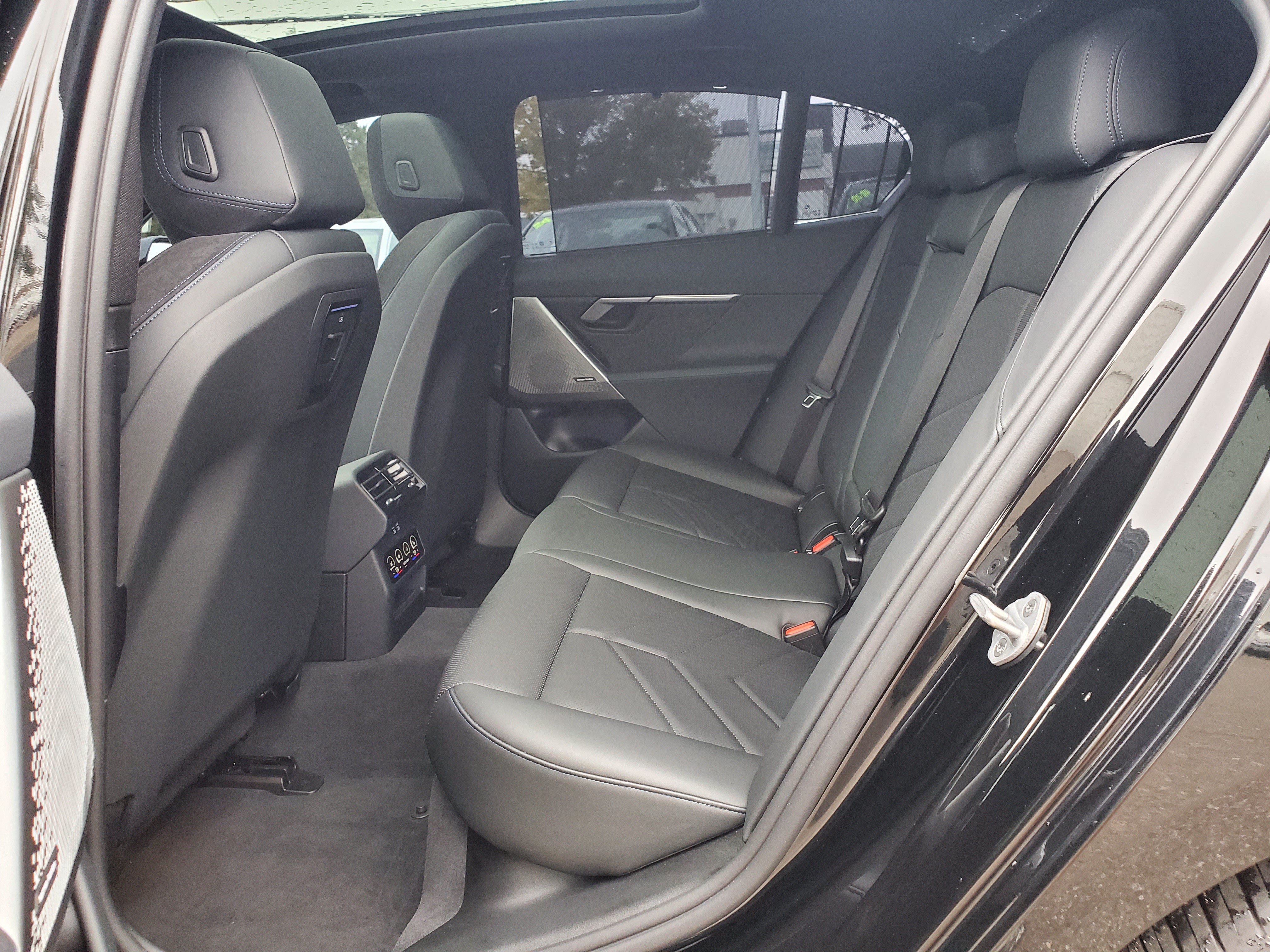 Used 2026 BMW 550e xDrive w/ Executive Package AWD/4WD image 30