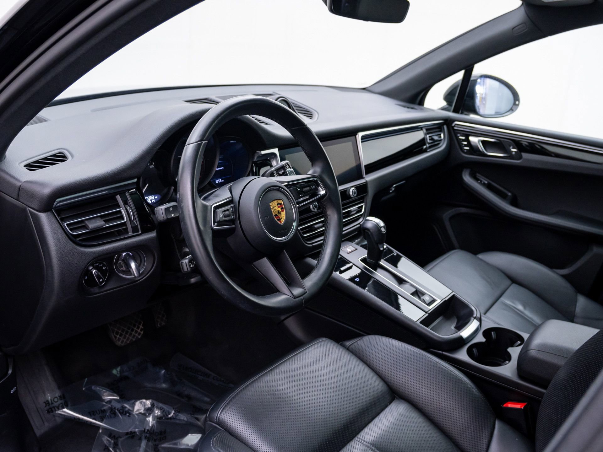 Certified 2023 Porsche Macan AWD/4WD image 4