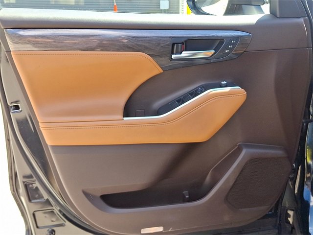 Used 2021 Toyota Highlander Platinum image 12