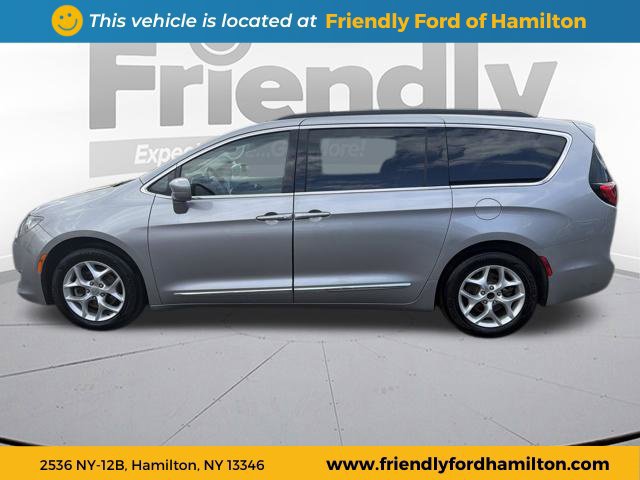 Used 2017 Chrysler Pacifica Touring-L w/ Tire & Wheel Group FWD image 3