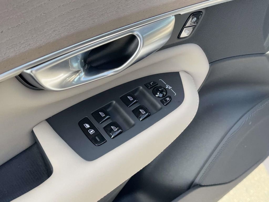 Certified 2026 Volvo XC90 B6 Plus w/ Protection Package Premier image 15