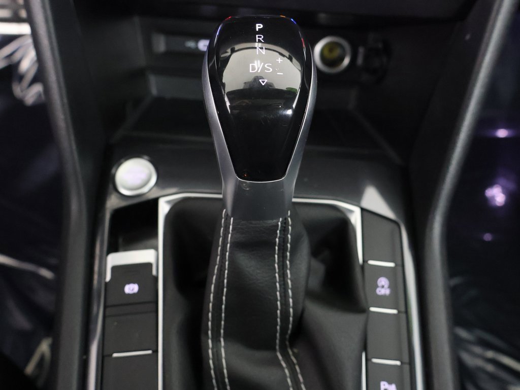 Used 2023 Volkswagen Tiguan SE R-Line image 3