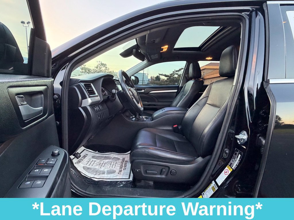 Used 2017 Toyota Highlander XLE w/ Carpet Mat Package AWD/4WD image 15