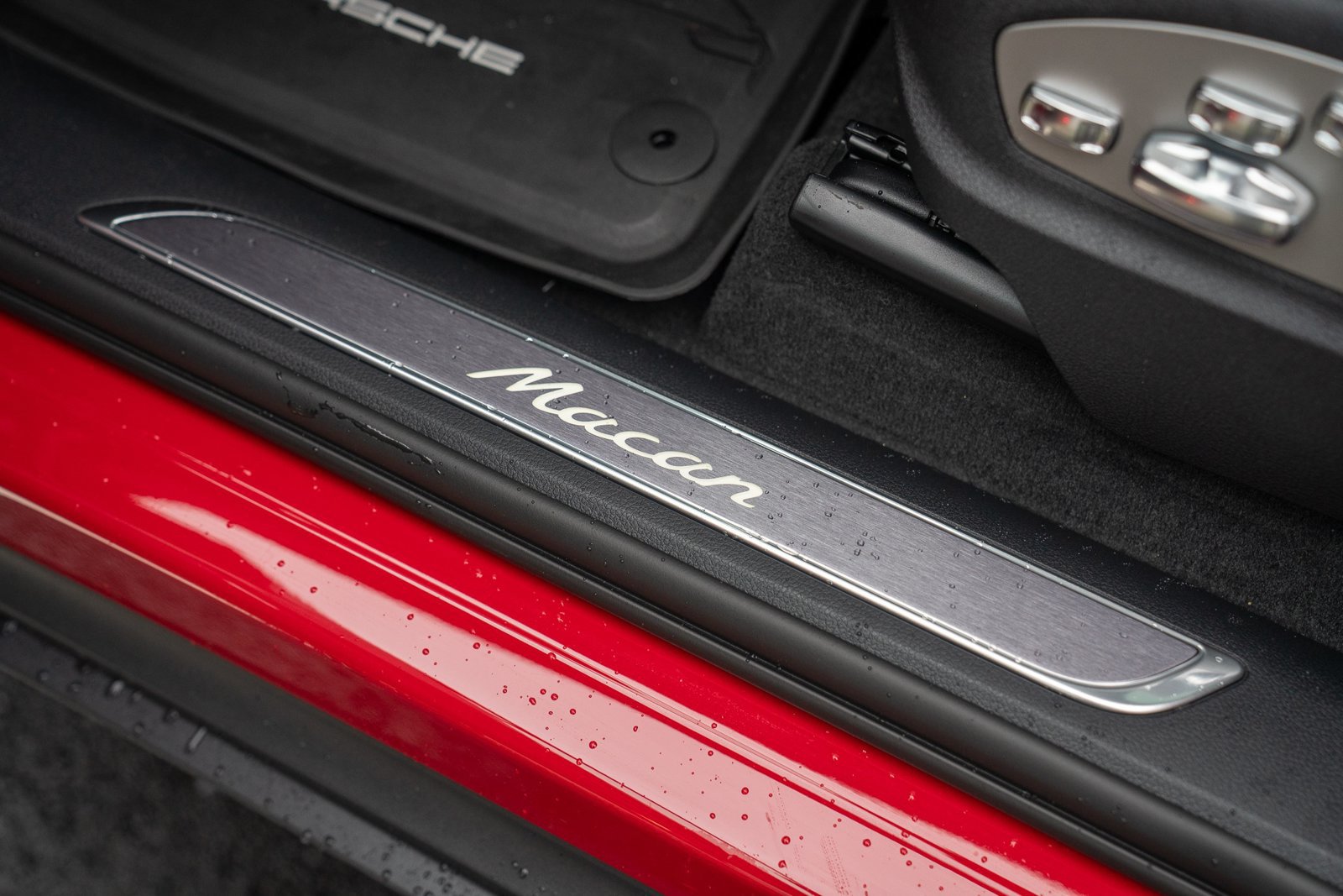 Certified 2026 Porsche Macan AWD/4WD image 12