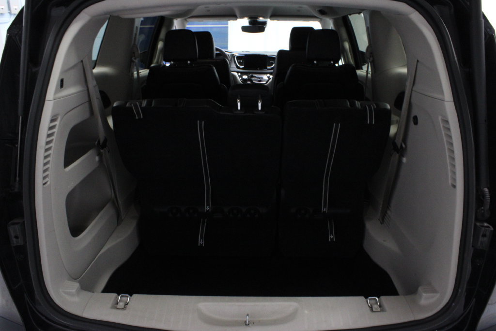 Used 2024 Chrysler Pacifica Touring-L FWD image 18