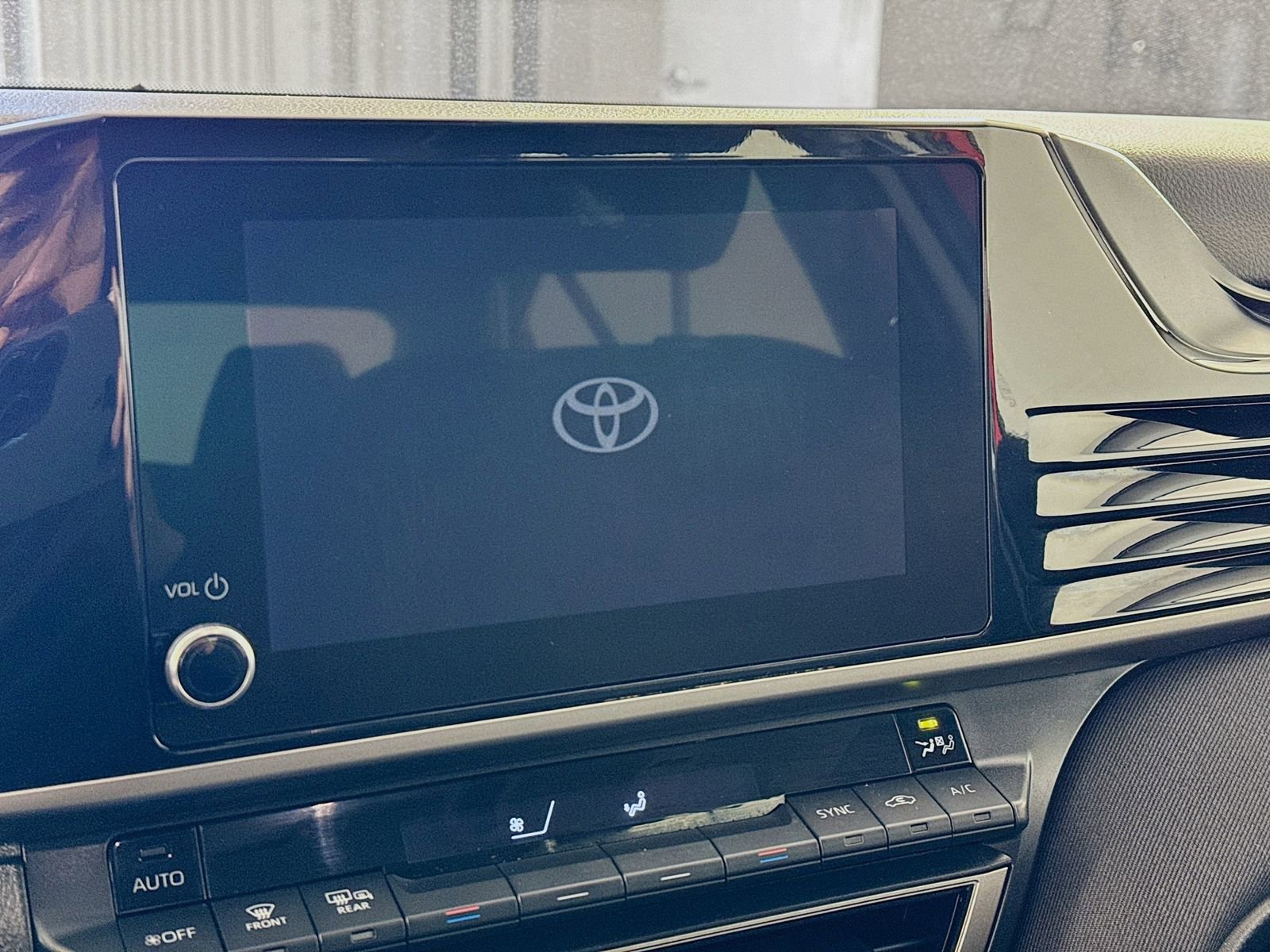 Used 2025 Toyota Camry LE image 10