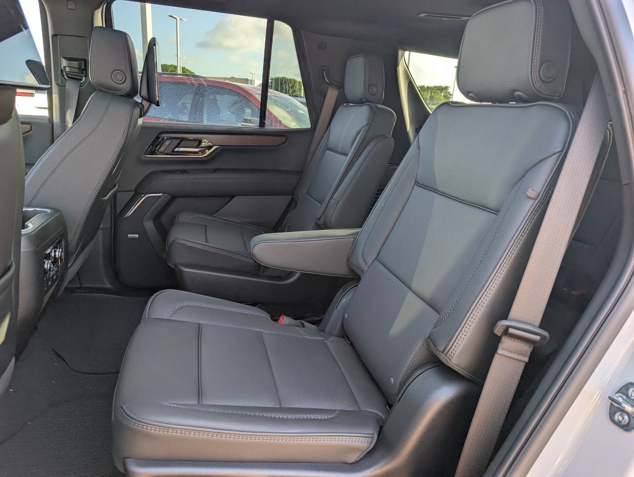 New 2026 GMC Yukon Denali w/ Denali Reserve Package AWD/4WD image 17