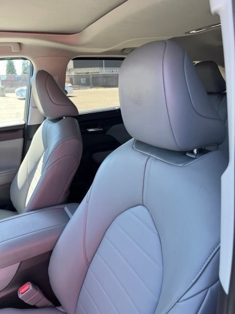 Used 2023 Toyota Highlander XLE FWD image 12