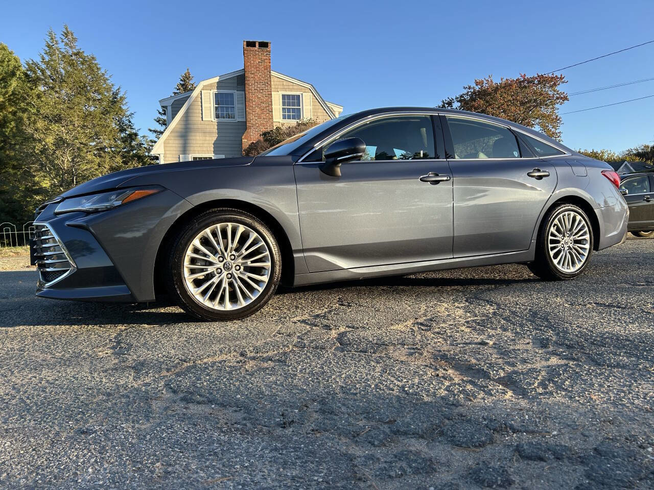 Used 2020 Toyota Avalon Limited image 2