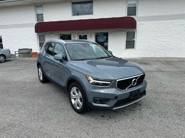 Used 2021 Volvo XC40 T5 Momentum image 1