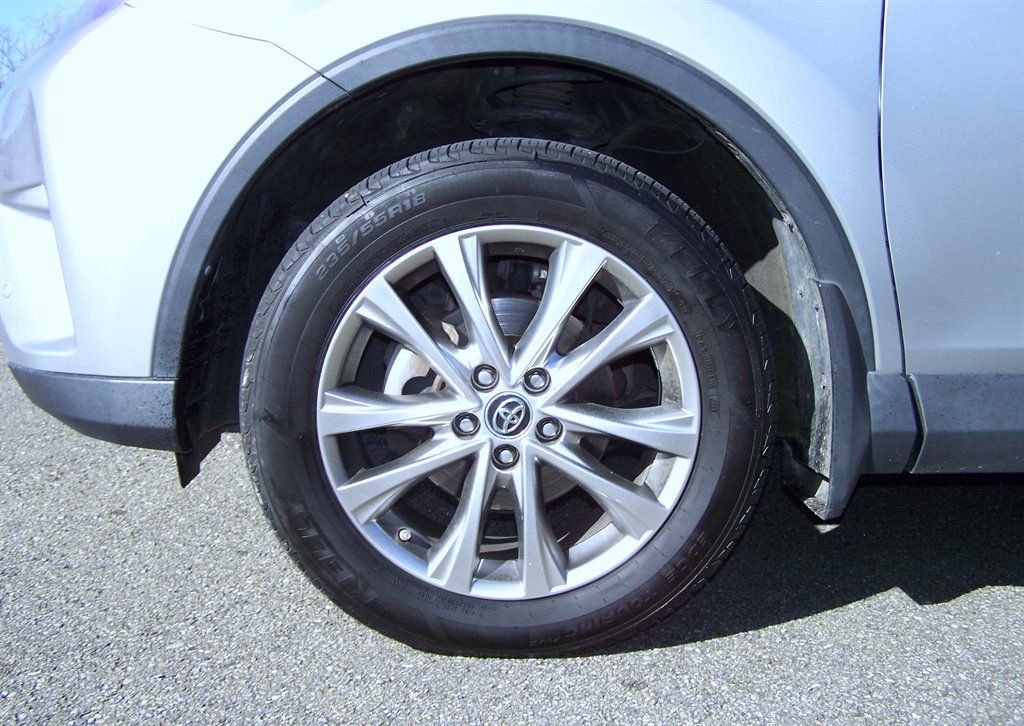 Used 2018 Toyota RAV4 Limited FWD image 21