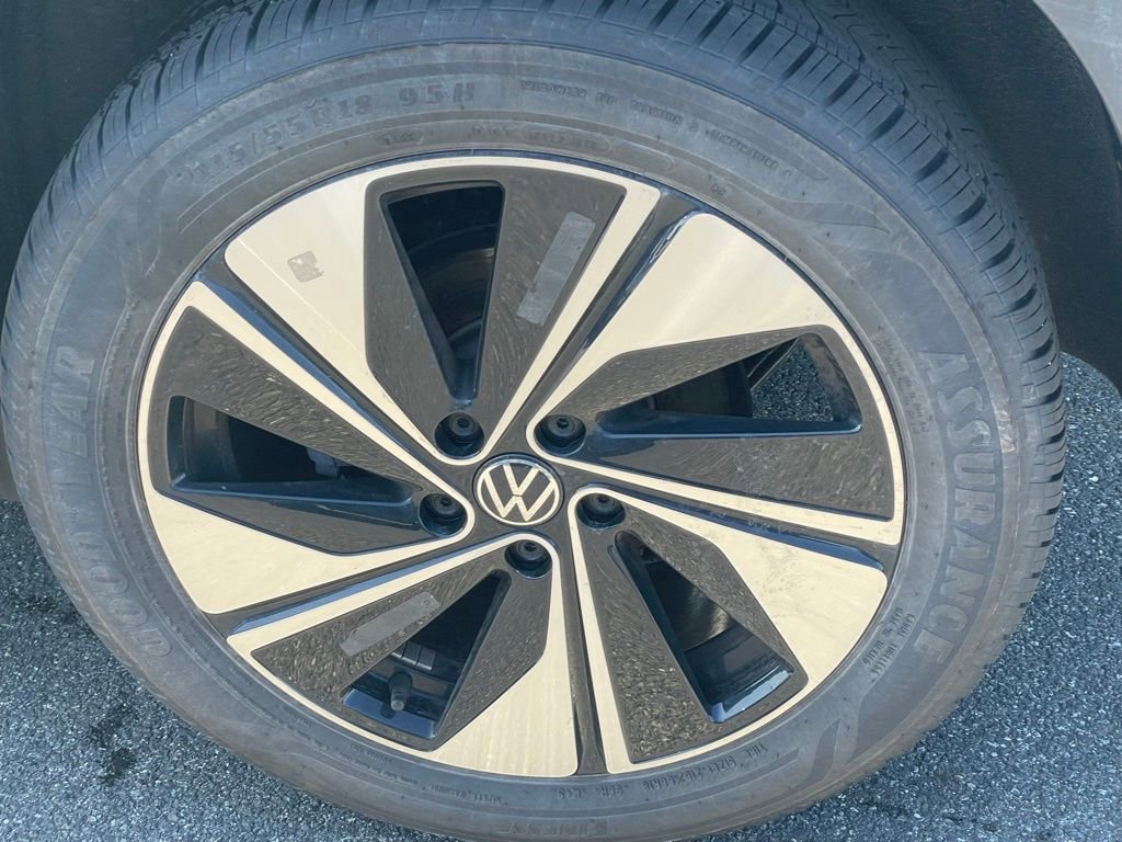 Certified 2025 Volkswagen Taos SE image 28