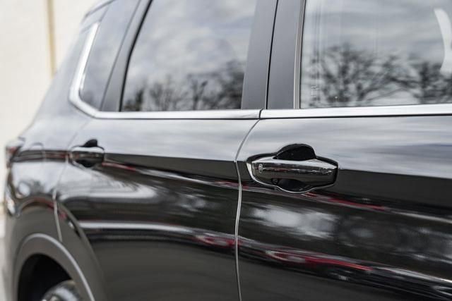 New 2025 Mitsubishi Outlander SE image 16