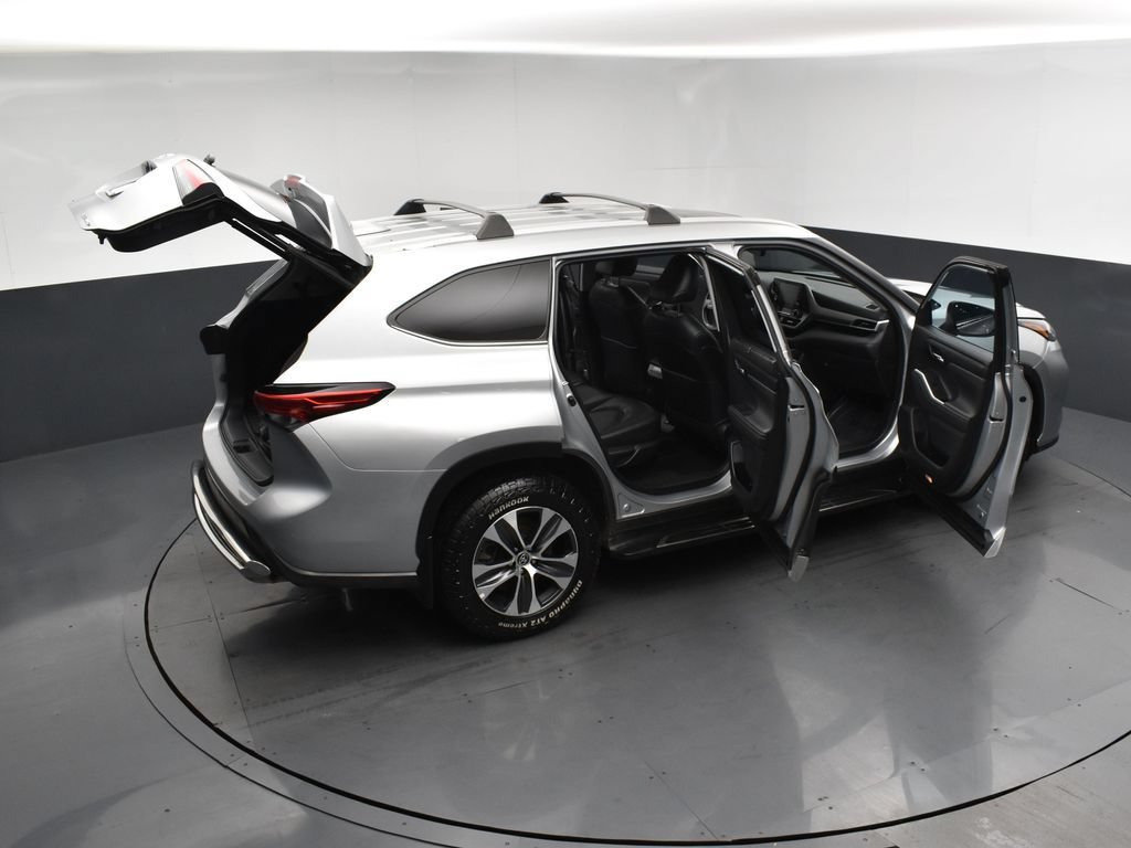 Used 2022 Toyota Highlander XLE AWD/4WD image 26