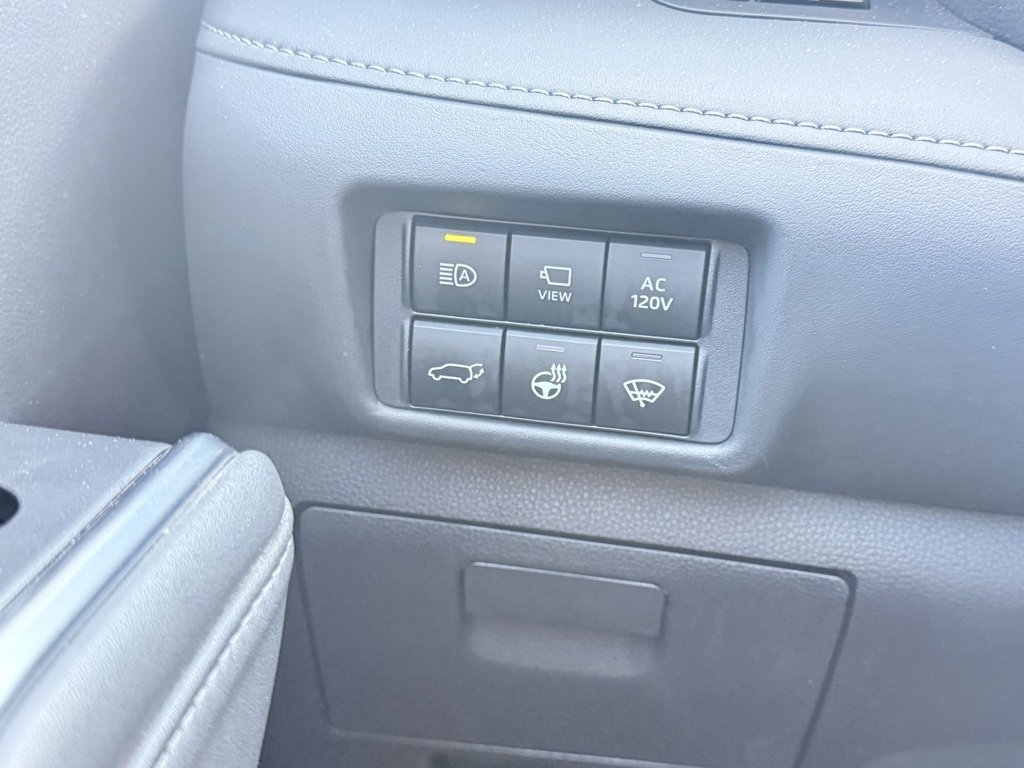 Used 2021 Toyota Highlander Limited image 12