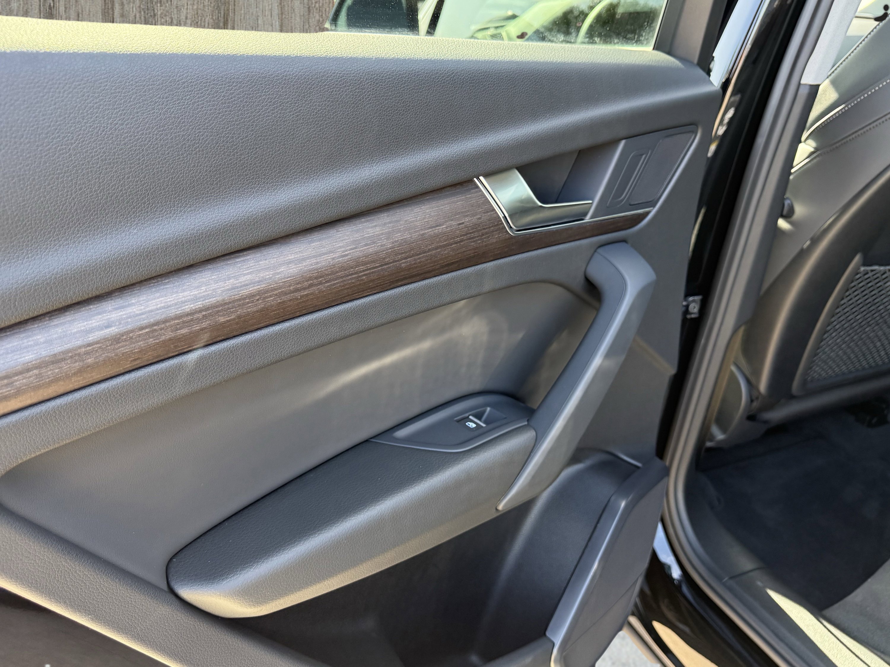 Used 2024 Audi Q5 e Premium w/ Convenience Package image 32