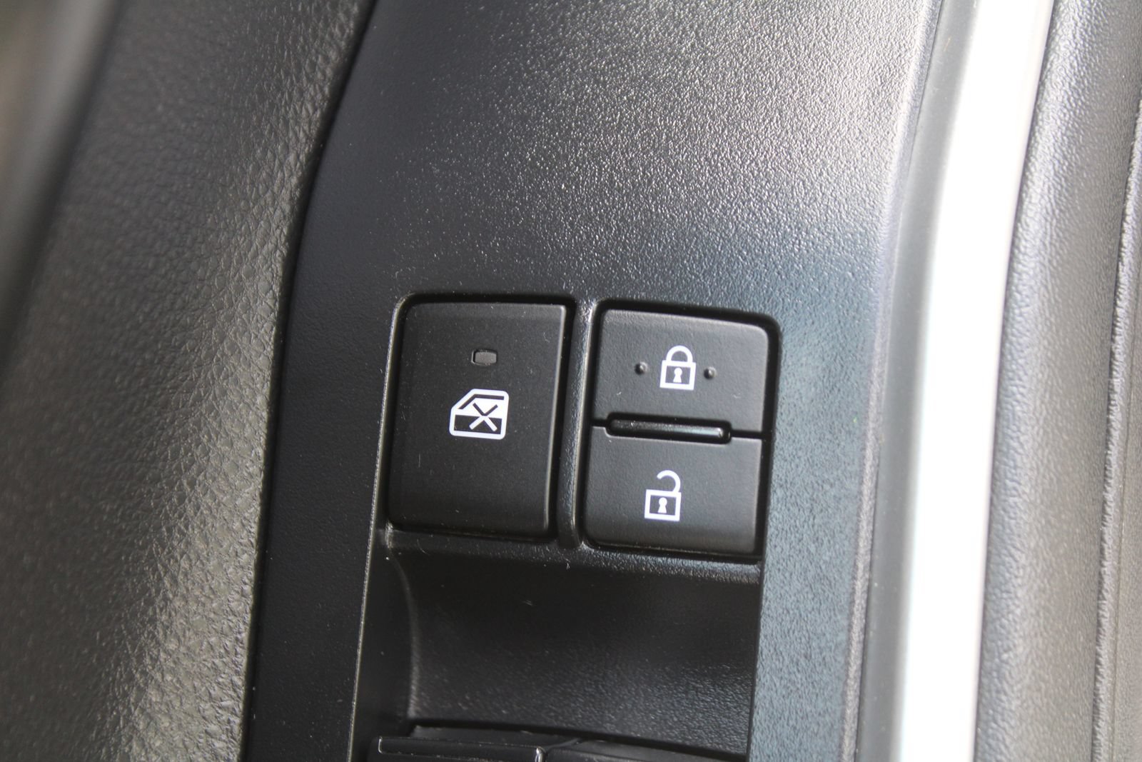 Used 2024 Toyota Highlander LE FWD image 22