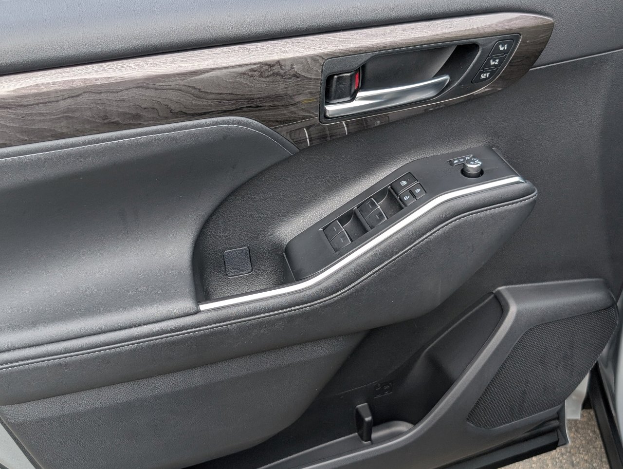 Used 2024 Toyota Highlander Platinum AWD/4WD image 16