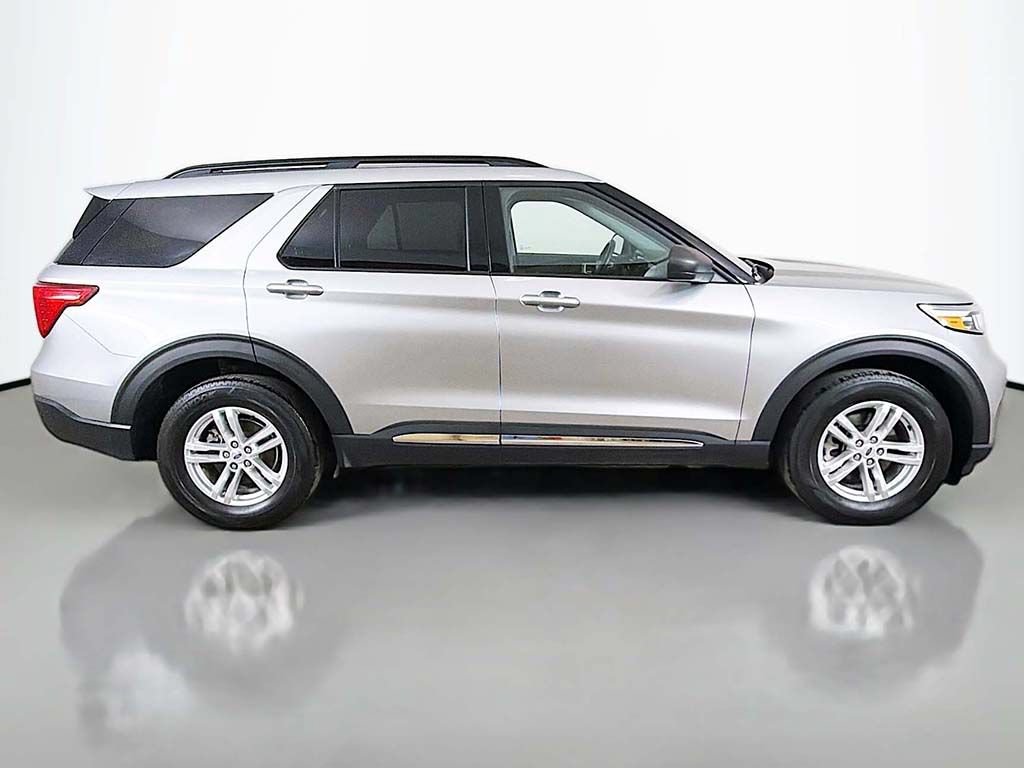 Used 2023 Ford Explorer XLT w/ Equipment Group 202A AWD/4WD image 13