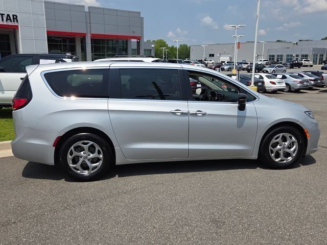 Used 2024 Chrysler Pacifica Limited FWD image 13